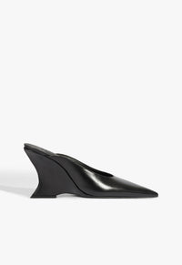 Go to related product Siena Mule Pump